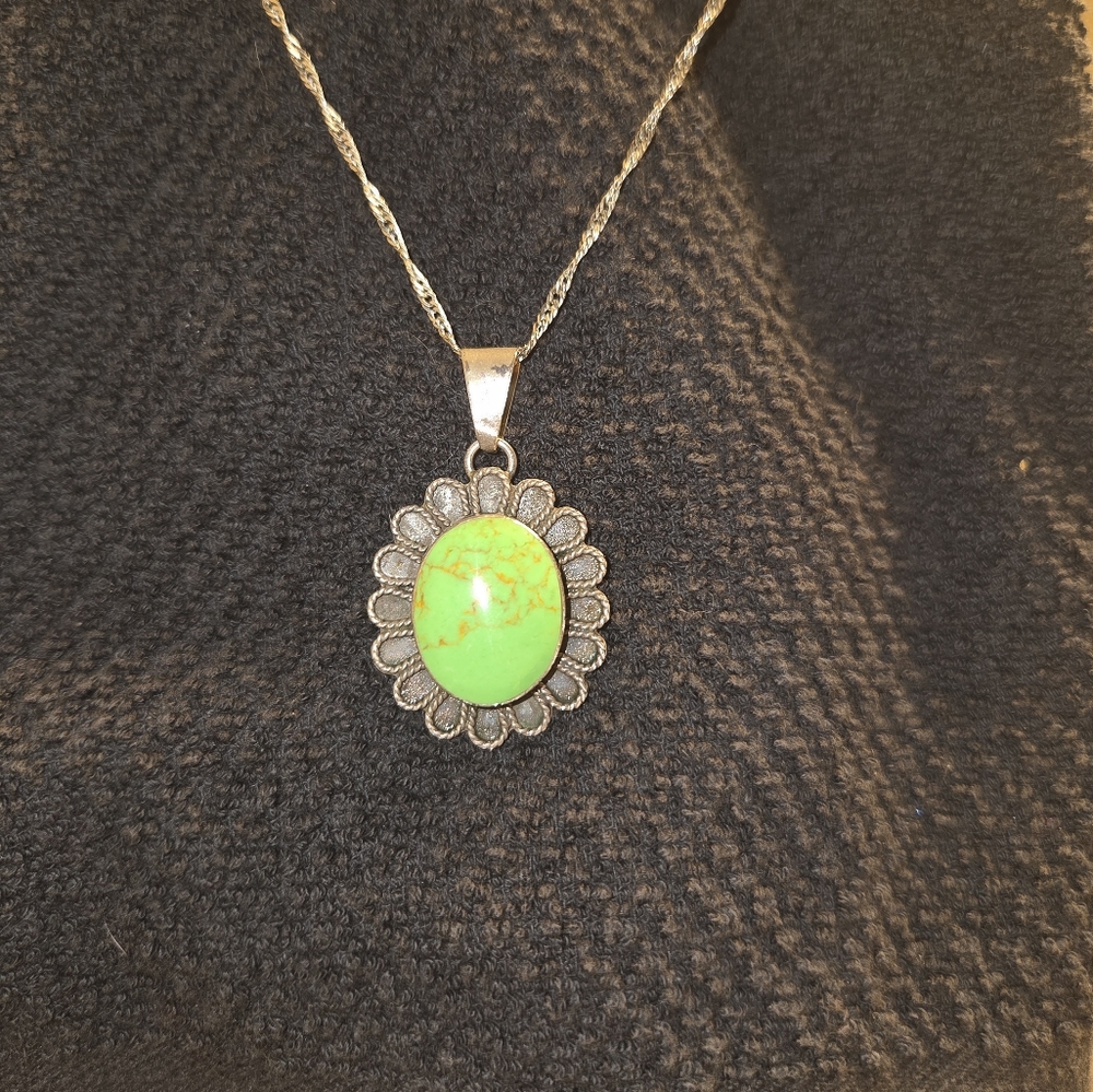 Elegant Green Turqouise Pendant Necklace